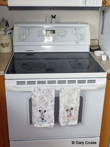 Disney_towels on the stove
