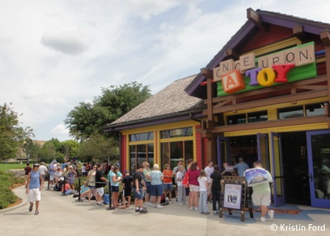 EDITED-ridley-pearson-book-signing-queue.jpg