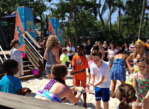 disney-channel-teen-beach-2-beach-party-water-balloons.jpg