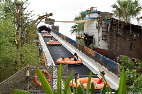 disney-typhoon-lagoon-miss-adventure-falls-rafts-on-conveyor-belt.jpg