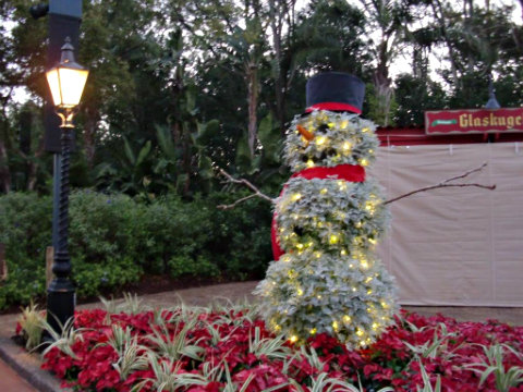 disney-world-holiday-snowman-topiary.jpg