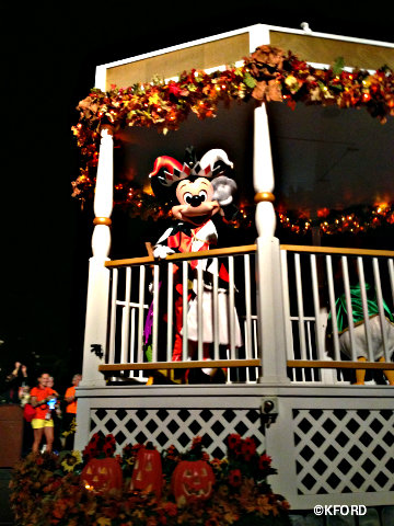 mickeys-halloween-party-mickey-in-parade.jpg