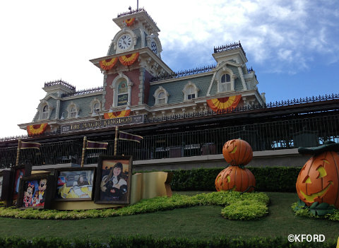 mickeys-halloween-party-train-station.jpg