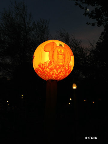 mickeys-halloween-party-treat-station-light.jpg