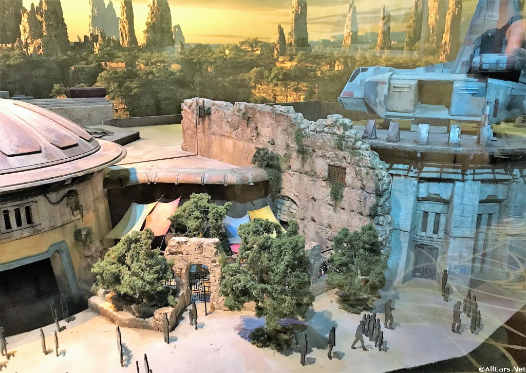 Walt Disney Presents - Star Wars Galaxy's Edge Model