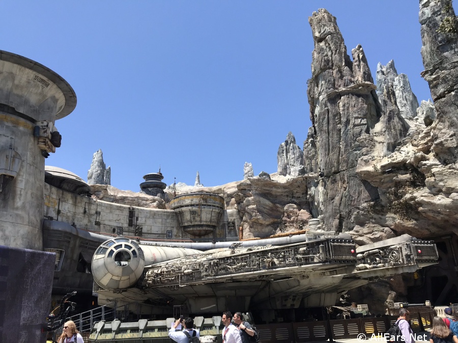 http://allears.net/wp-content/uploads/2019/05/disneyland-star-wars-galaxys-edge-atmosphere-19-10.jpg