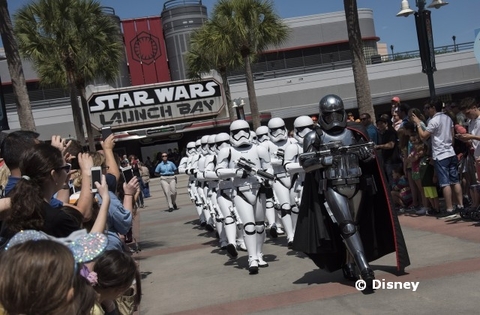 first-order-stormtroopers-captain-phasma.jpg