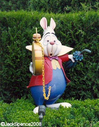 Disneyland Paris Fantasyland Alice's Curious Labyrinth White Rabbit