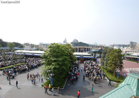 Tokyo Disneyland Crowds Waiting to Enter