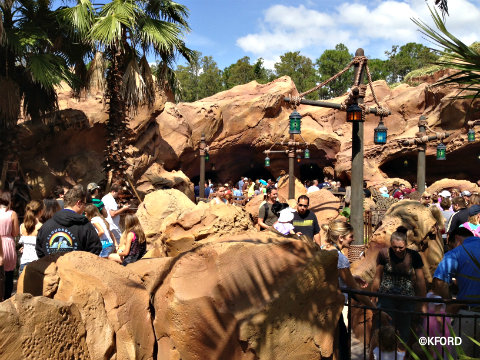 ariel-ride-outdoor-queue.jpg