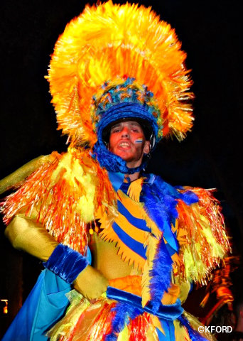 disney-animal-kingdom-discovery-island-carnivale-stilt-walker.jpg
