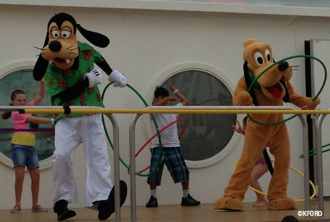 disney-fantasy-deck-the-deck-goofy-pluto.jpg