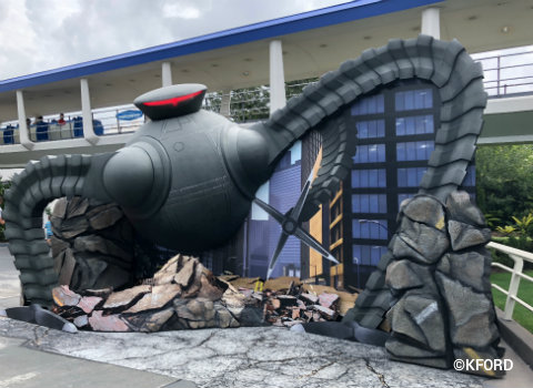 disney-incedible-tomorrowland-expo-omnidroid-photo-op.jpg