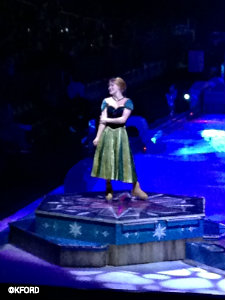 disney-on-ice-frozen-anna-in-corner.jpg