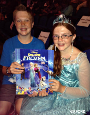 disney-on-ice-frozen-kids-with-program.jpg