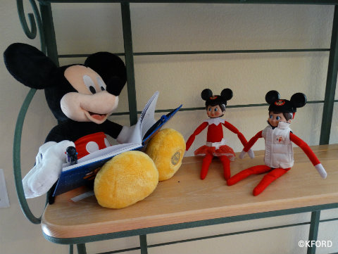 elf-on-the-shelf-disney-meet-and-greet-mickey-autograph-book.jpg