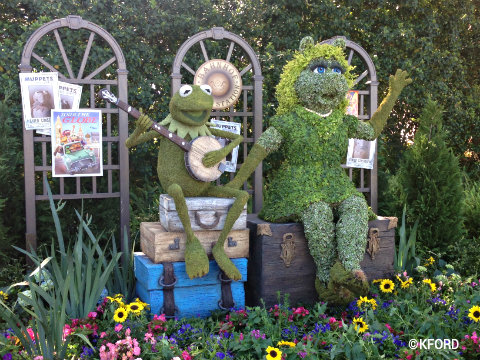 epcot-flower-garden-kermit-miss-piggy-topiaries.jpg