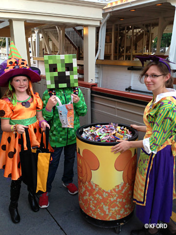 mickeys-halloween-party-candy-station.jpg