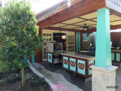 seaworld-orlando-mamas-pretzel-kitchen-cashiers.jpg