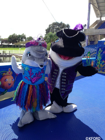 seaworld-spooktacular-dolly-dolphin-shamu.jpg
