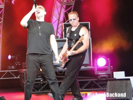2U performs