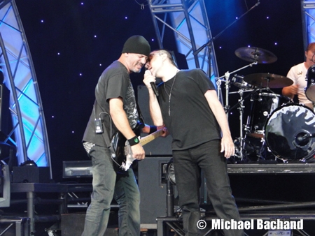 2U performs
