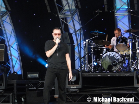 2U performs