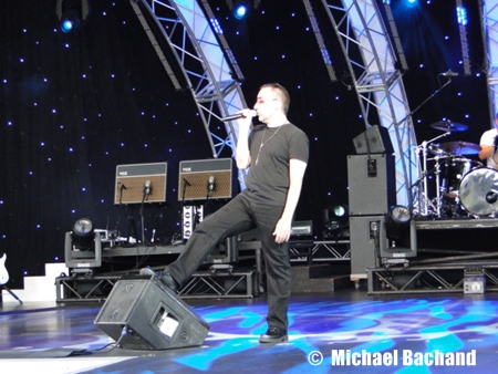 2U performs