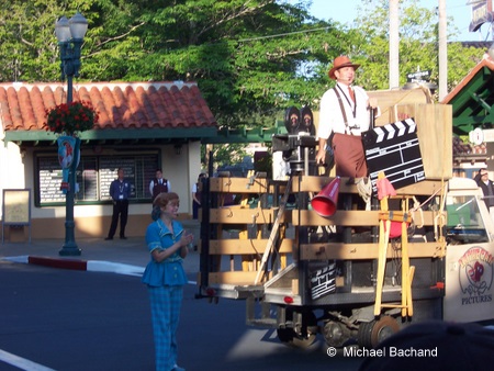 Getting the crowd ready for the rope drop
