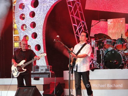 Los Lobos performs