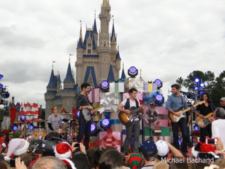 Chris Allen performing