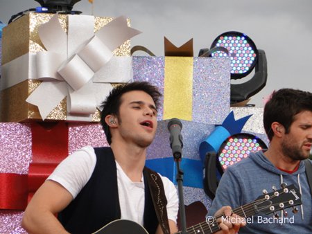 Chris Allen performing