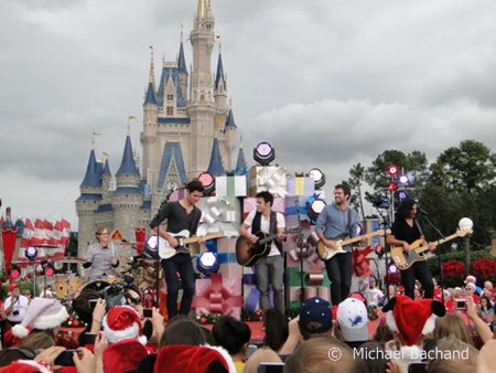 Chris Allen performing