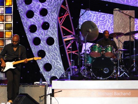 Taylor Dayne performs
