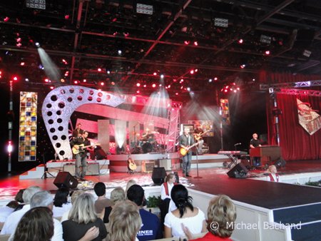 Taylor Hicks performs