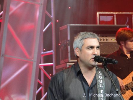 Taylor Hicks performs
