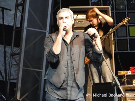Taylor Hicks performs