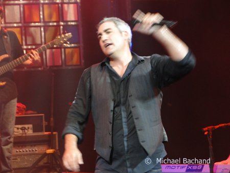 Taylor Hicks performs