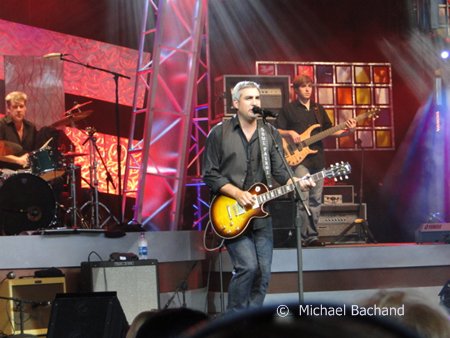 Taylor Hicks performs