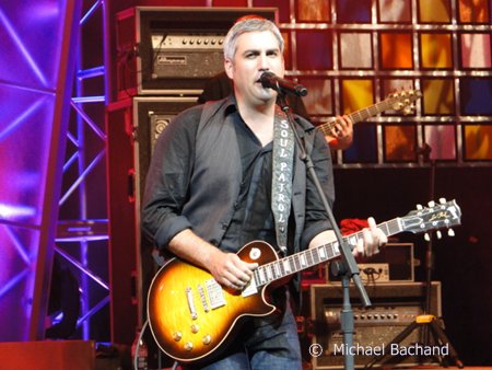 Taylor Hicks performs