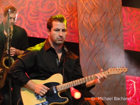 Taylor Hicks performs