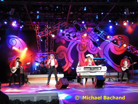 Paul Revere performs