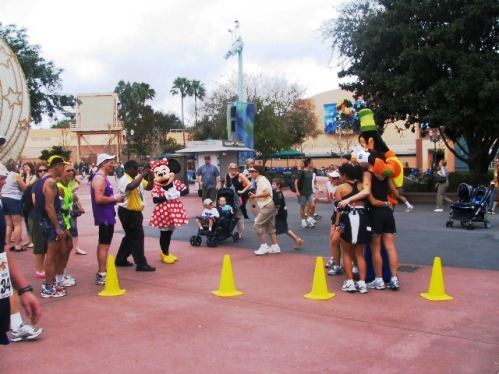 Runners_Posing_with_Goofy.jpg