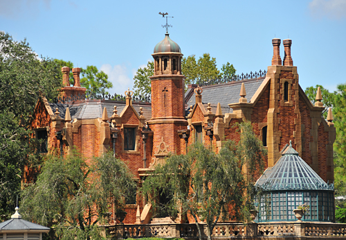 Haunted_Mansion_at_Disneys_Magic_Kingdom.jpg