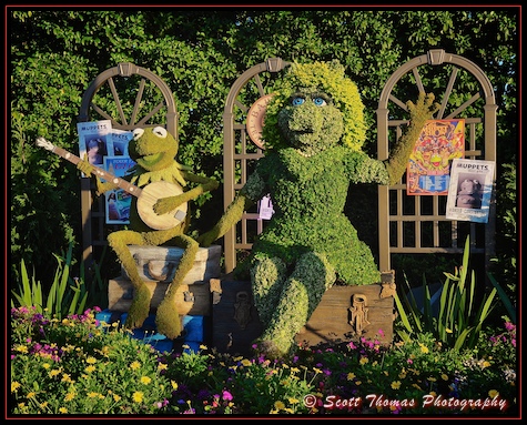 Kermit the Frog serenades Miss Piggy between Germany and Italy in Epcot's World Showcase, Walt Disney World, Orlando, Florida