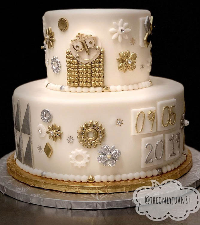Mini World  Mini, Disney wedding cake, Topper