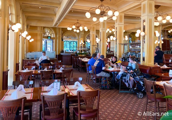 tourist dining table