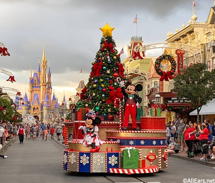 Disney Parks ‘Tis the Season Santa Mickey Walt Disney World Tote Bag NWT