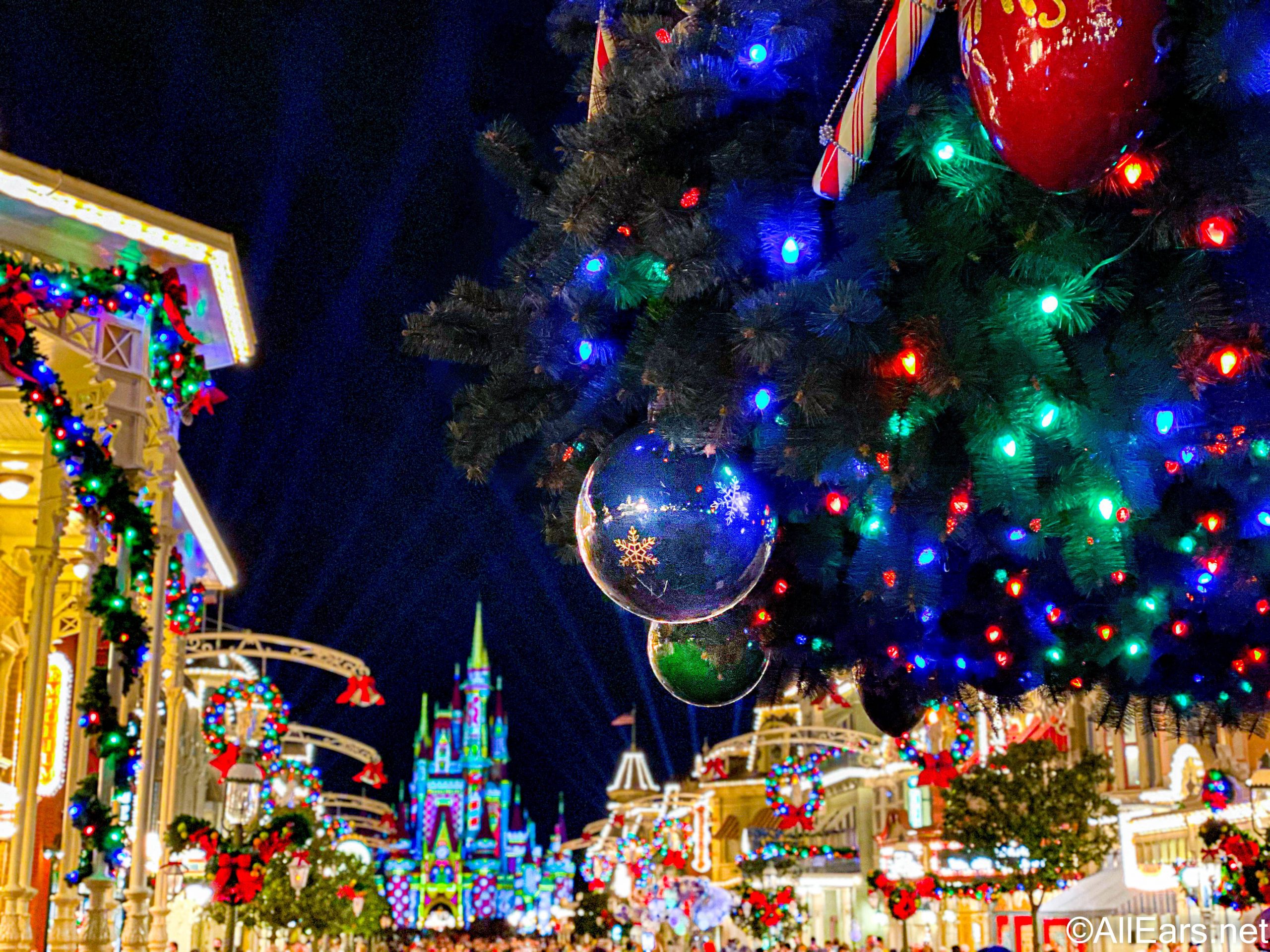 Disney Store Christmas Celebration 2021 Mickey & Minnie Mouse Snow Globe New 
