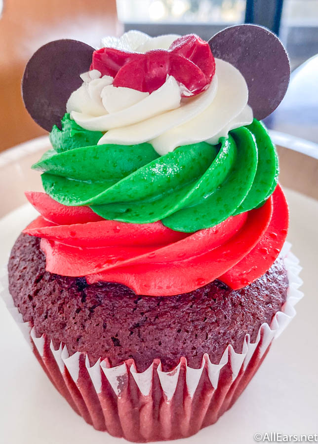Minnie Christmas Cupcake